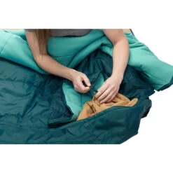 Kelty Shindig Blanket | Deep Teal/Latigo Bay -Kelty ShindigBlanket deepTeal latigoBay feature3 KL17 1
